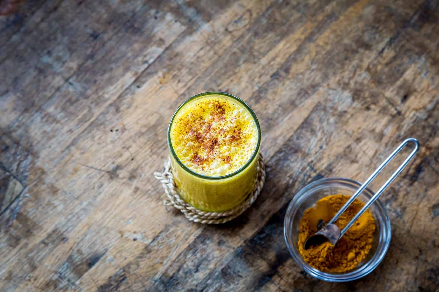 turmeric powder and smoothie